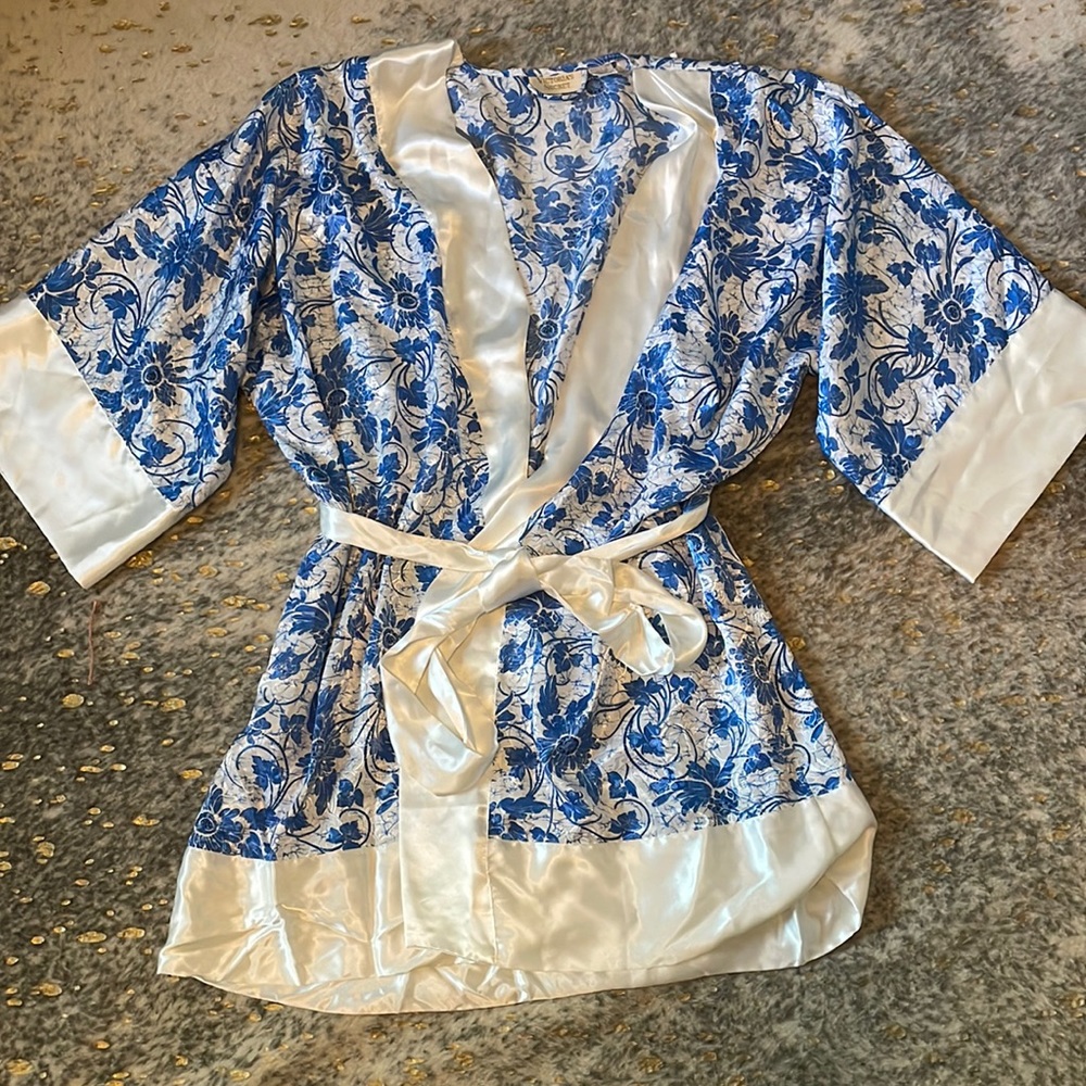 VTG Victoria’s Secret robe, one size, beautiful, blue, and white and silver